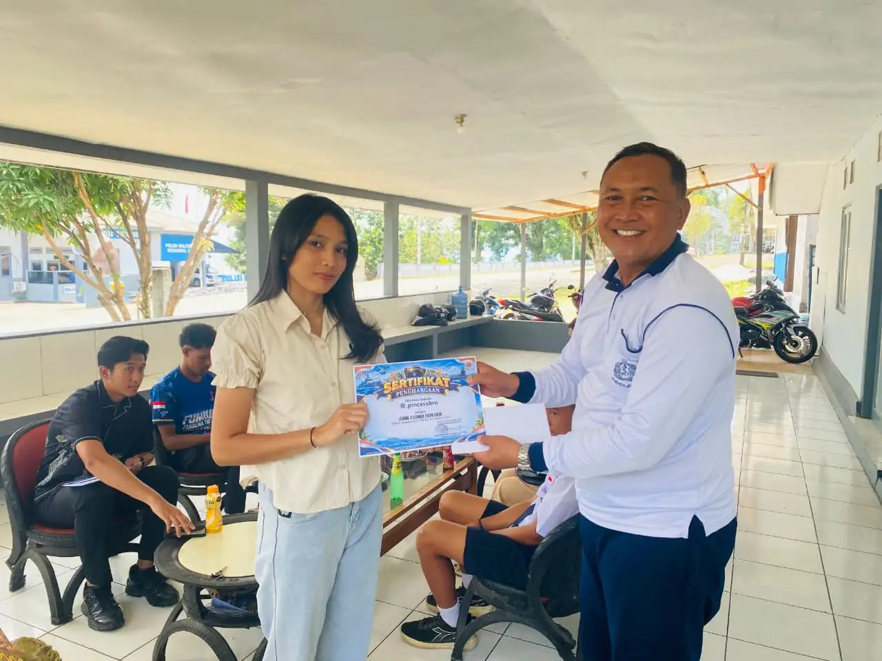 Kodaeral IX Serahkan Hadiah Lomba Foto Unik HUT ke-81 TNI